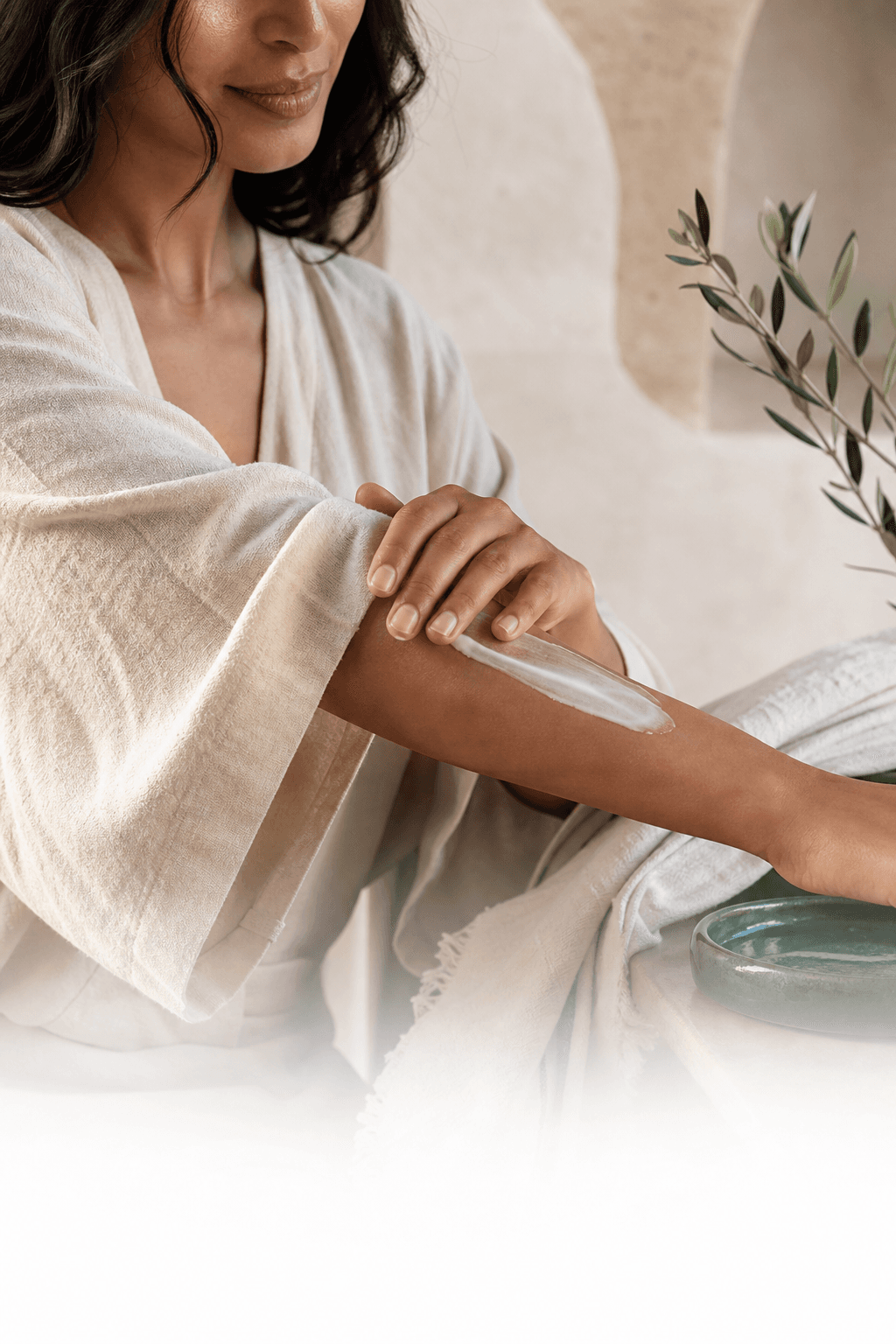 Femme marocaine appliquant délicatement un soin sur son bras